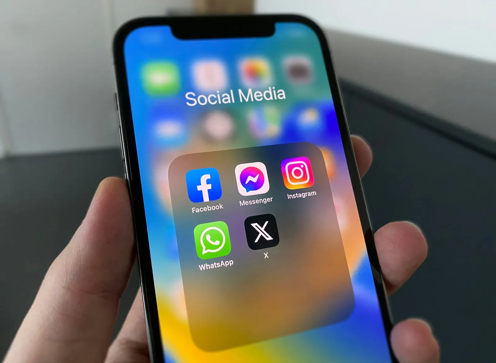 Mano sujetando un móvil con una red social abierta en la pantalla