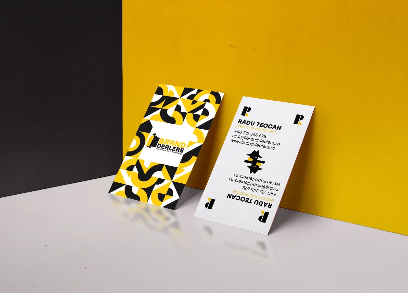 Brand Dealers: Tarjetas con monograma personal
