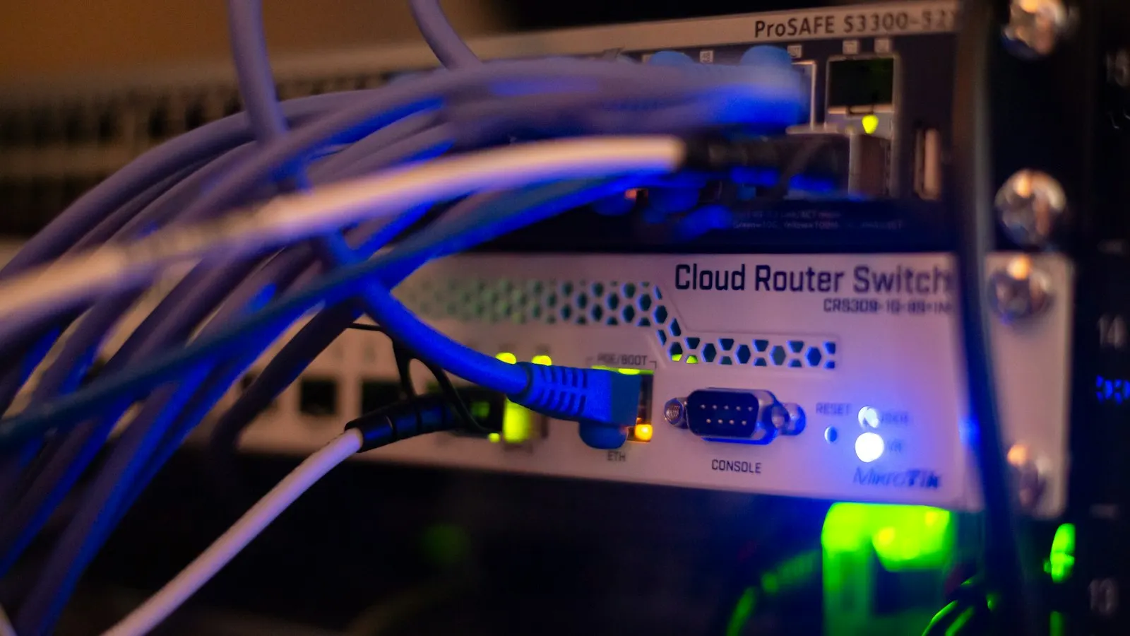 Primer plano de cables de red conectados a un servidor